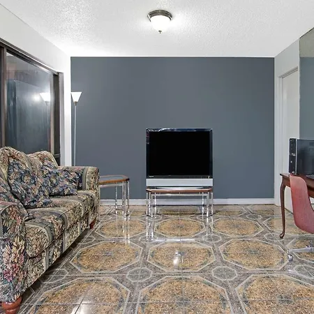 Super 8 Dallas Love Field Market Center